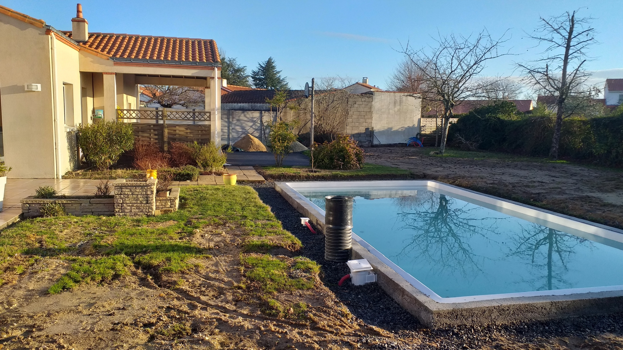 Piscine avant terrasse Basse Goulaine