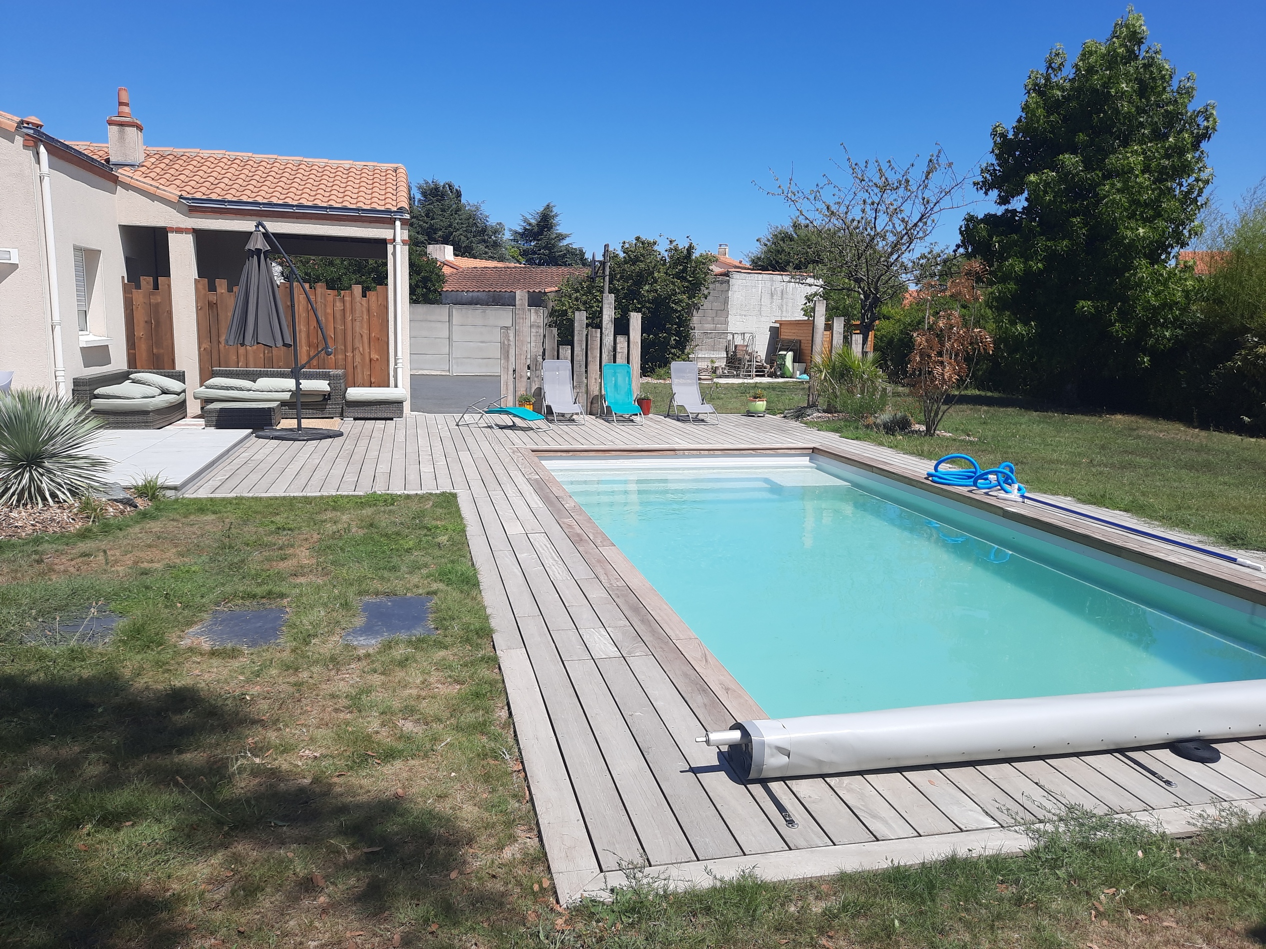 Piscine avec terrasse bois exotique